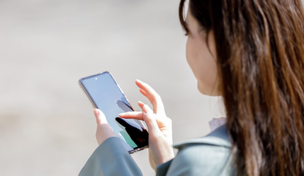 スマホを利用する女性